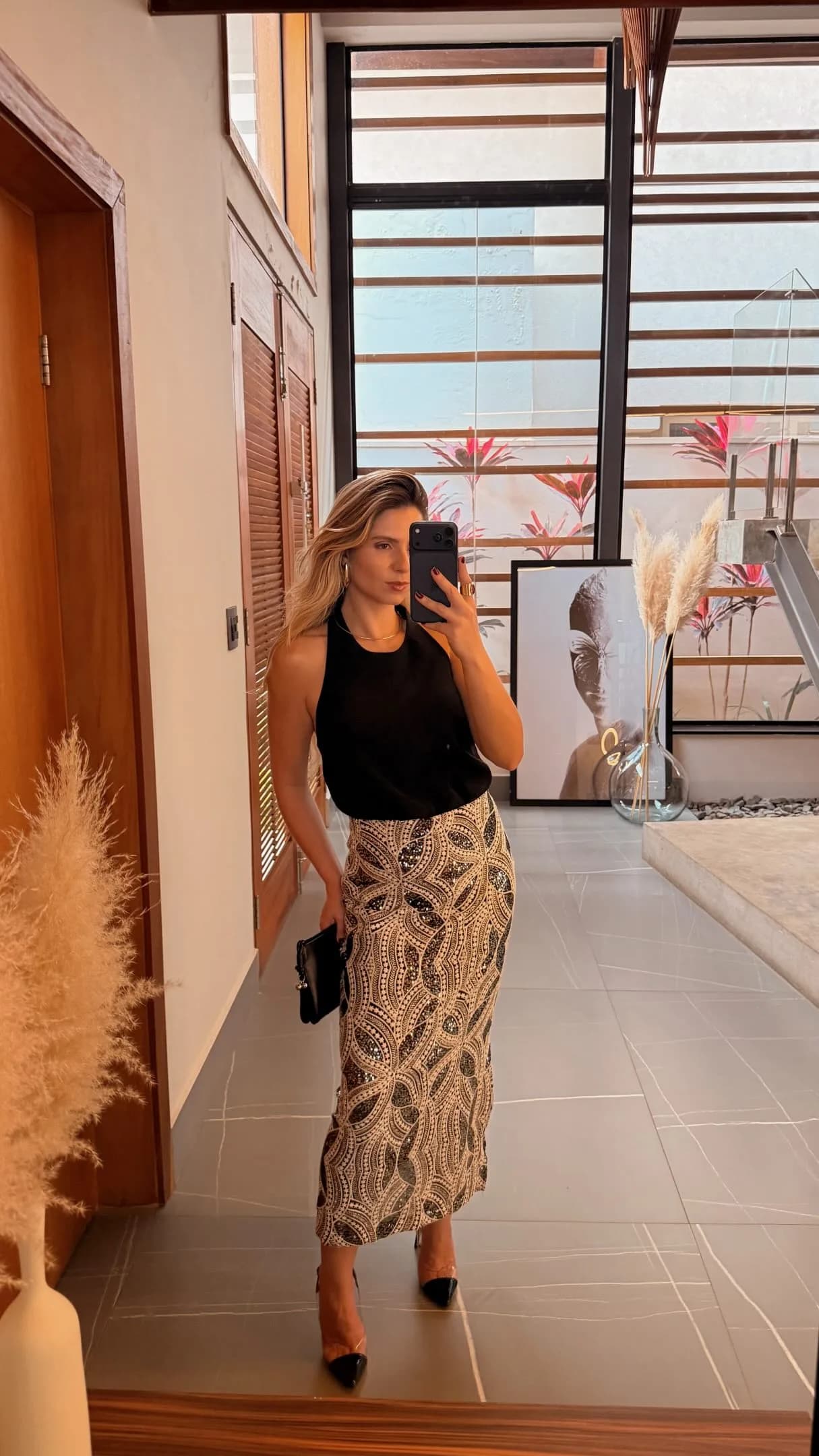 Look preto com colar dourado