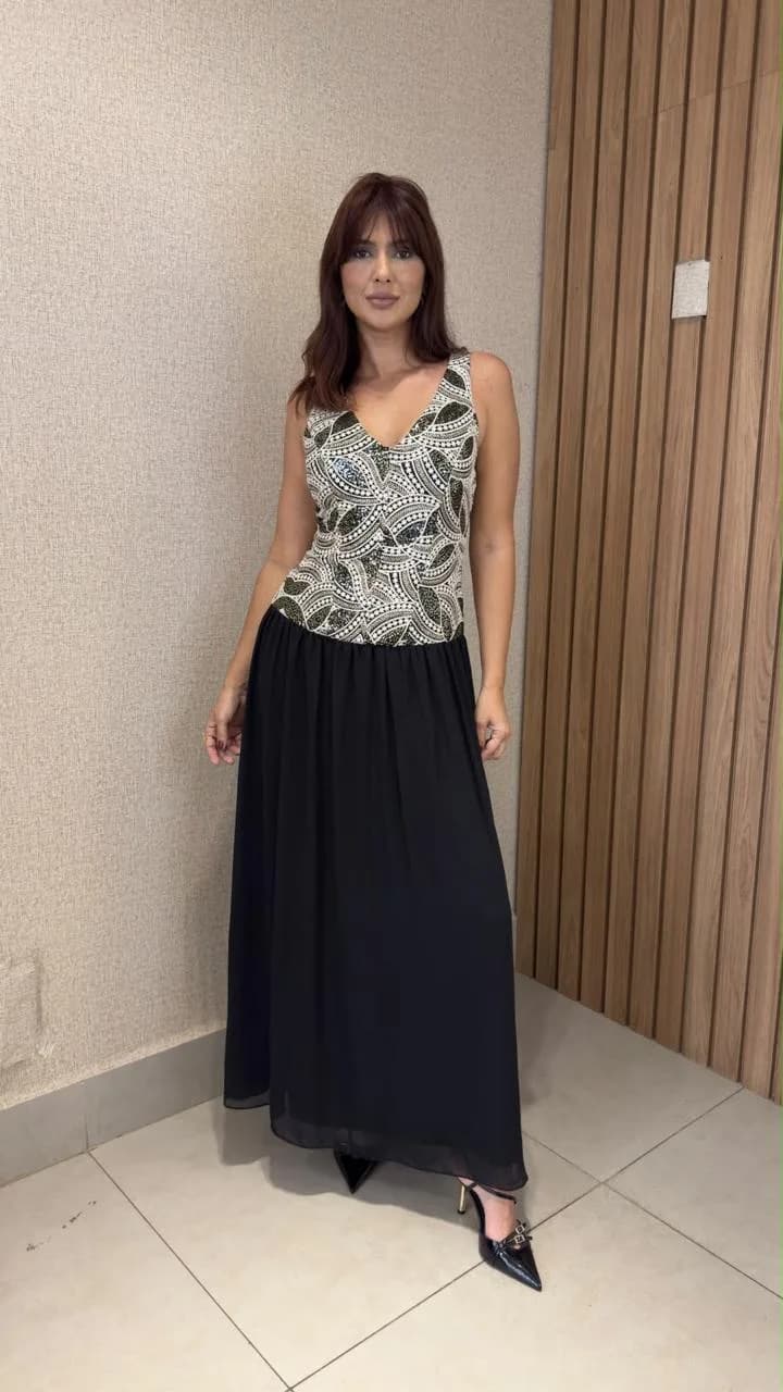 Vestido de crepe com detalhe bordado preto tamanho p