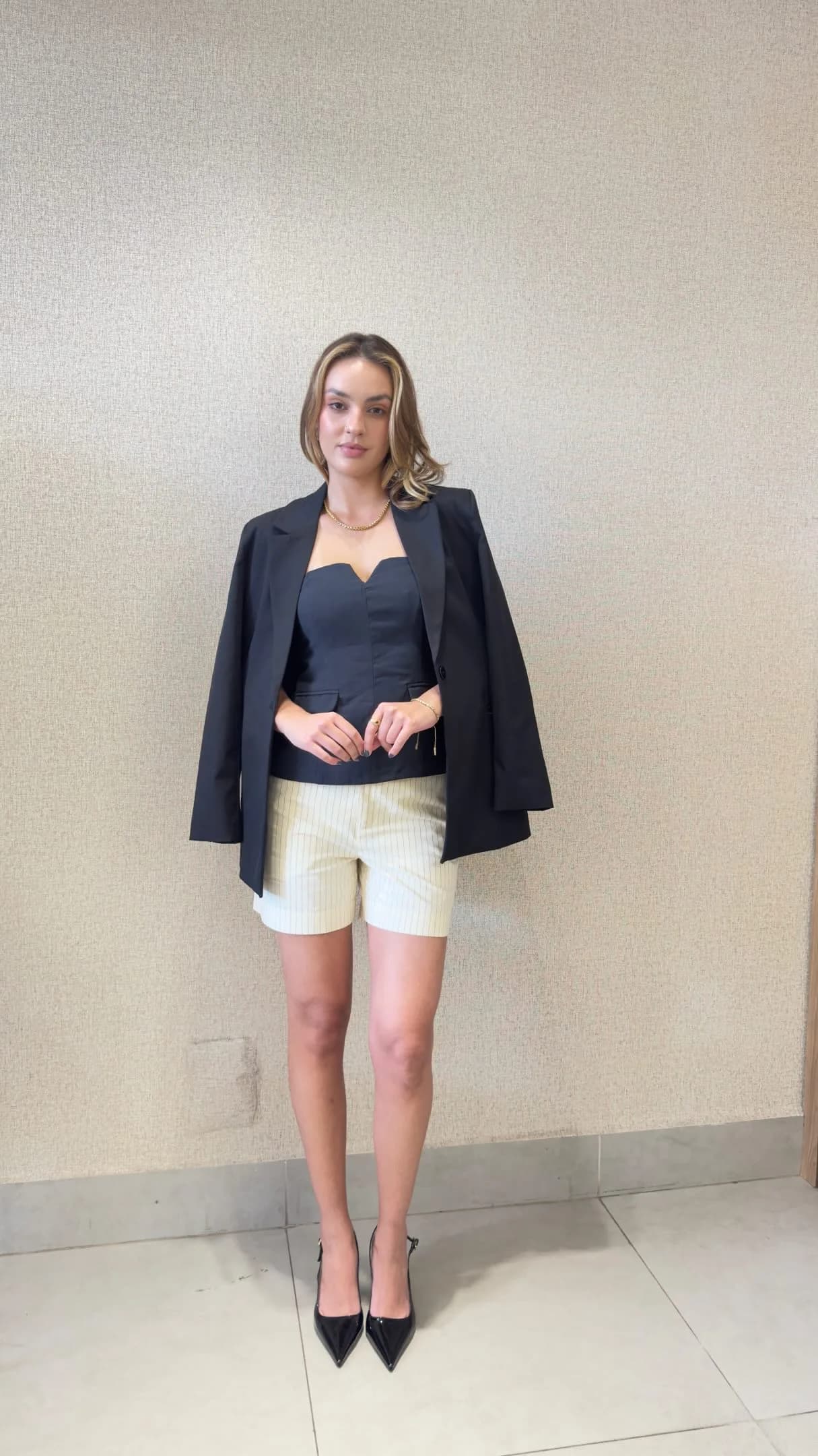 Look de blazer escuro