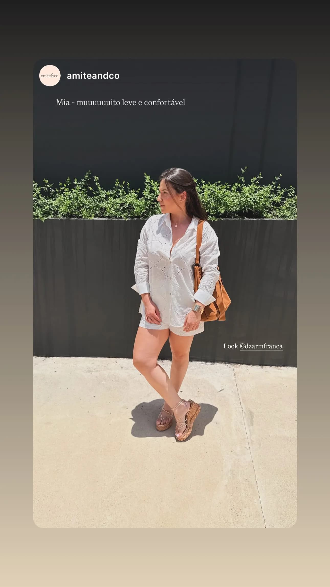 Cliente de vestido midi, corpo curvilíneo