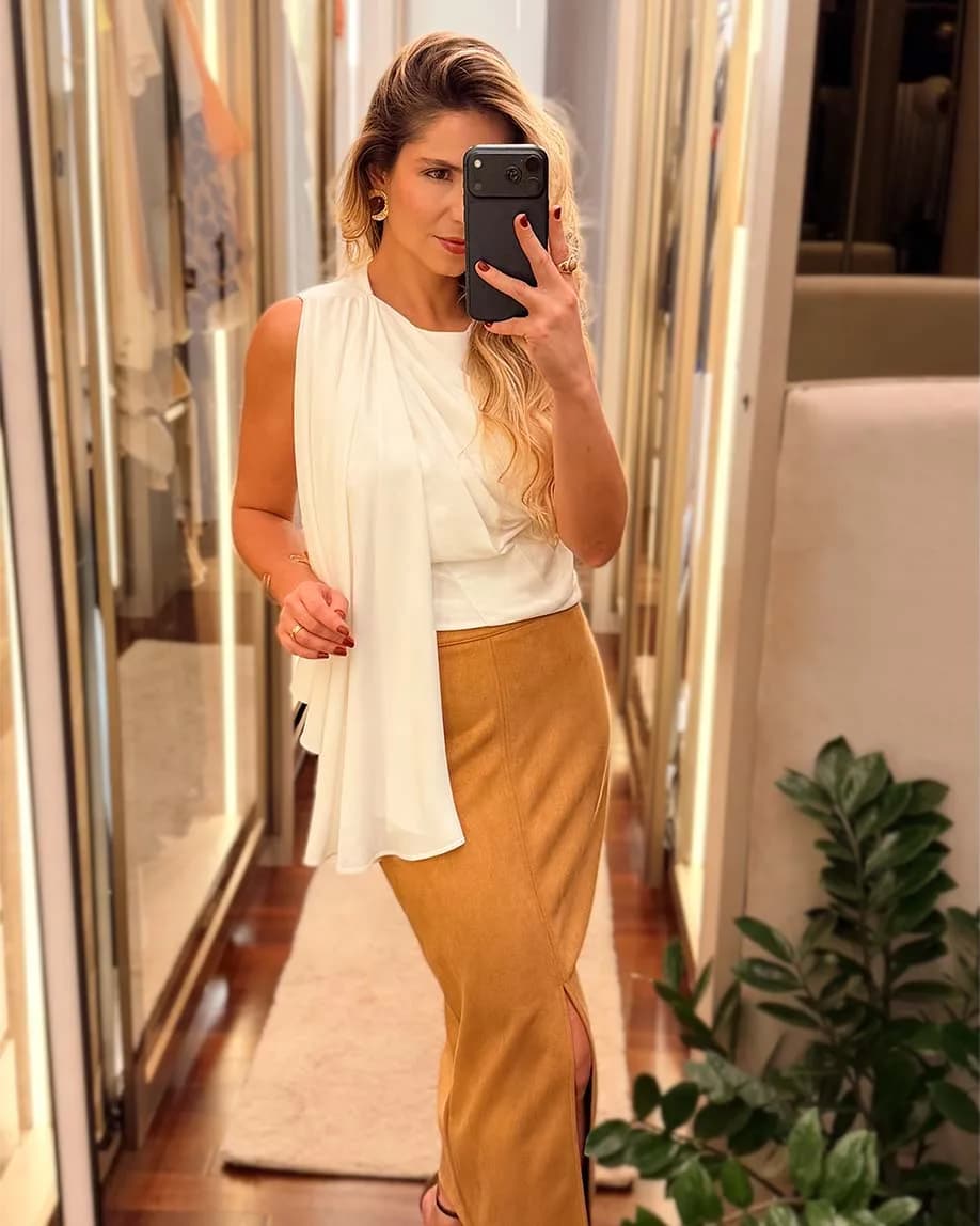 Saia midi em suede com fenda caramelo e blusa com plissado frontal off white